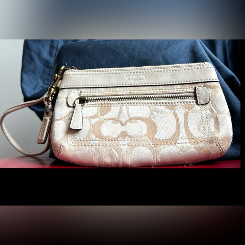 COACH 3 COLOR SIGNATURE PLEATED WRISTLET F46761 IVORY BEIGE used